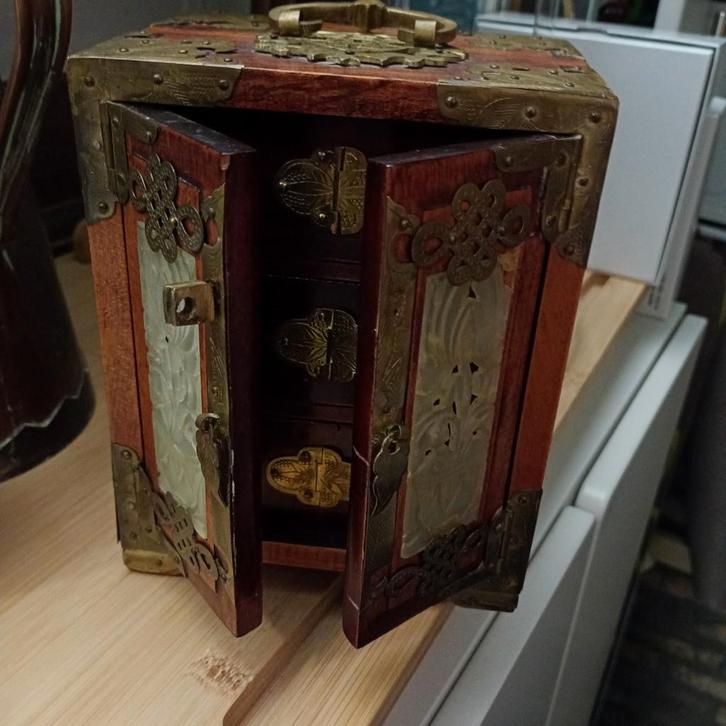 Boîte à bijoux chinoise, Antiquités & Art, Antiquités | Meubles | Armoires, Enlèvement ou Envoi