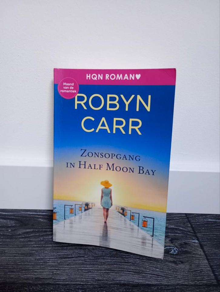 Robyn Carr Roman - Zonsopgang in Half Moon Bay, Livres, Romans, Comme neuf, Enlèvement ou Envoi