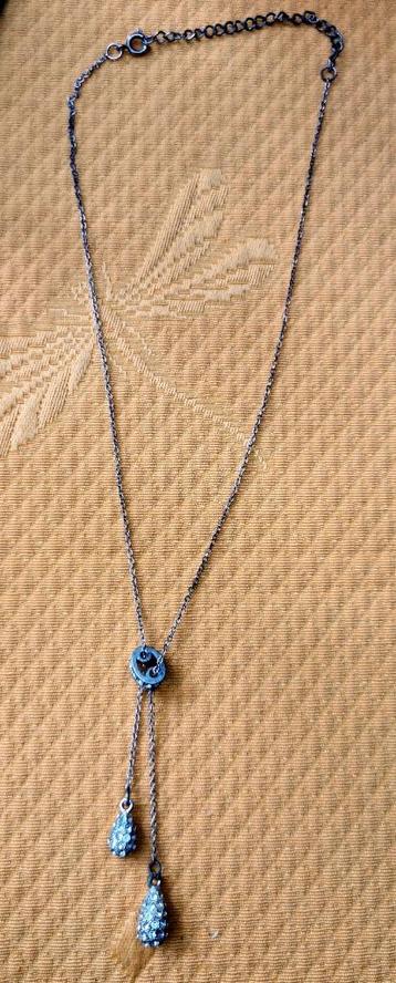 Fijne halsketting in metaal met druppels met strass. beschikbaar voor biedingen