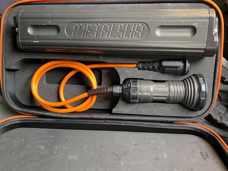 Metalsub kabellamp met batterij tank, Watersport en Boten, Duiken, Gebruikt, Duiklamp, Ophalen of Verzenden