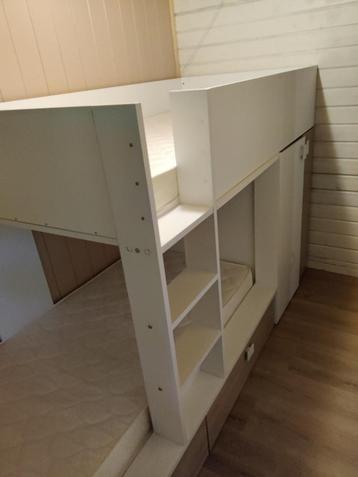 Stapelbed met ingebouwde kast beschikbaar voor biedingen