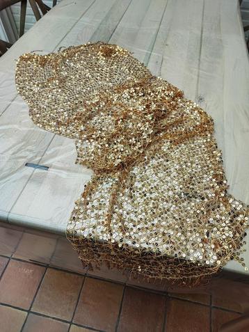 Luxe goudkleurige stola beschikbaar voor biedingen