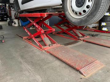 schaar hefbrug 2000 kg  beschikbaar voor biedingen