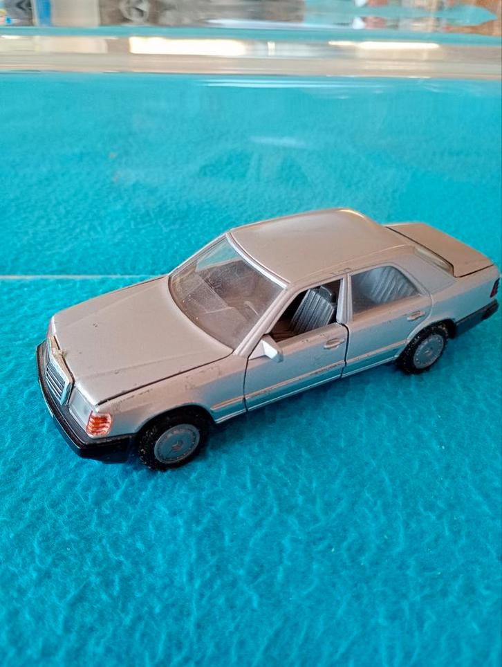 Mercedes W124, Hobby & Loisirs créatifs, Voitures miniatures | 1:43, Enlèvement ou Envoi