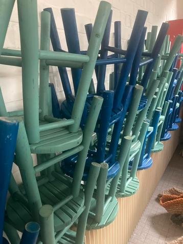 Houten krukjes merk Pomax beschikbaar voor biedingen