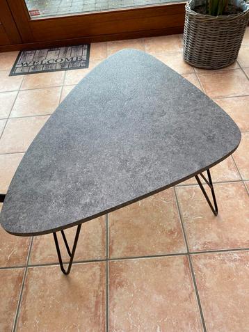Petite table de salon beschikbaar voor biedingen