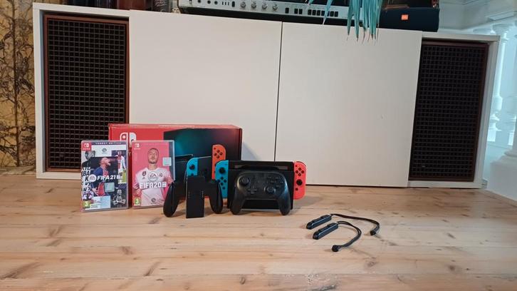 Nintendo Switch met pro controller en extra opslag, Games en Spelcomputers, Spelcomputers | Nintendo Switch, Zo goed als nieuw