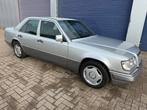 Mercedes-Benz 200-serie *W124-BELGIAN CAR* (bj 1995), Autos, Oldtimers & Ancêtres, Argent ou Gris, Achat, Entreprise, Boîte manuelle
