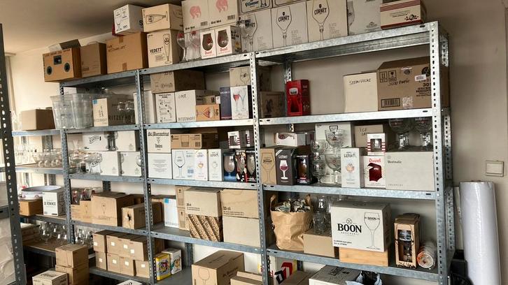 Beaucoup de verres à bière non utilisés, Maison & Meubles, Armoires | Étagères, Comme neuf, Enlèvement