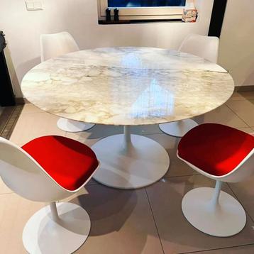Kussens tulipe fauteuil tulipe eero saarinen tafels  beschikbaar voor biedingen
