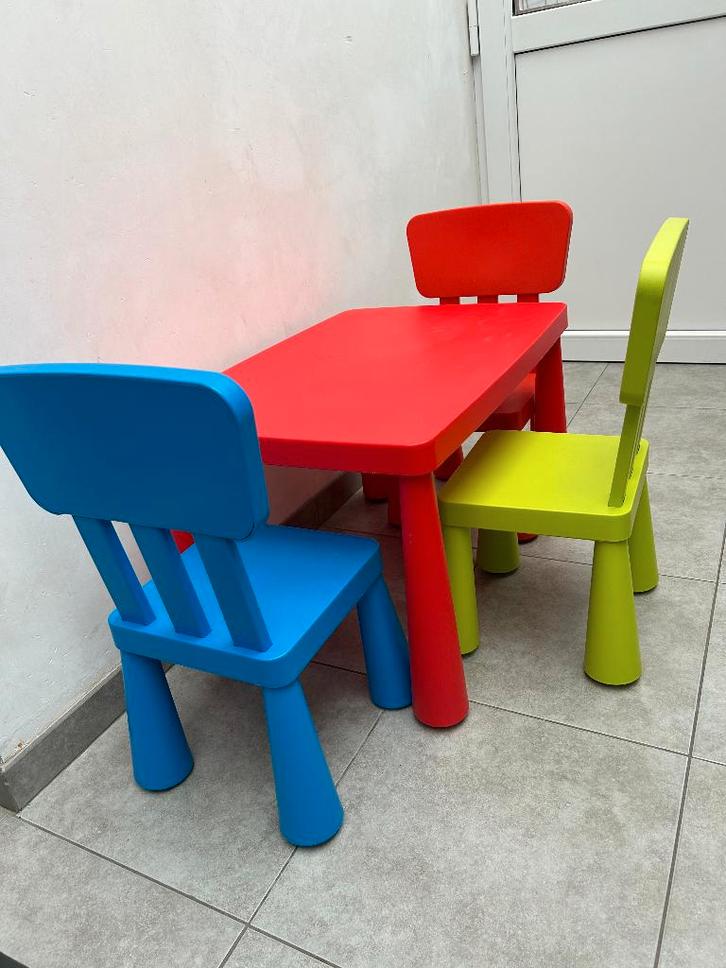 ikea rode tafel + 3 stoelen, blauwe, lime en rode, Kinderen en Baby's, Kinderkamer | Tafels en Stoelen, Gebruikt, Tafel(s) en Stoel(en)