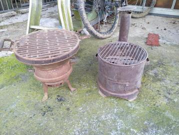 2 mini-barbecue, 1 en fonte, 1 en tôle avec cheminée.