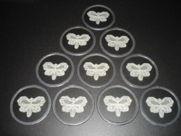 10 (+2) unieke onderzetters met kantvlinders beschikbaar voor biedingen