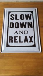 metalen wandbord slow down and relax, Huis en Inrichting, Woonaccessoires | Tekstborden en Spreuken, Ophalen of Verzenden, Zo goed als nieuw