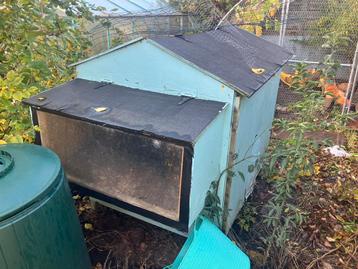 Oud kippenhok beschikbaar voor biedingen