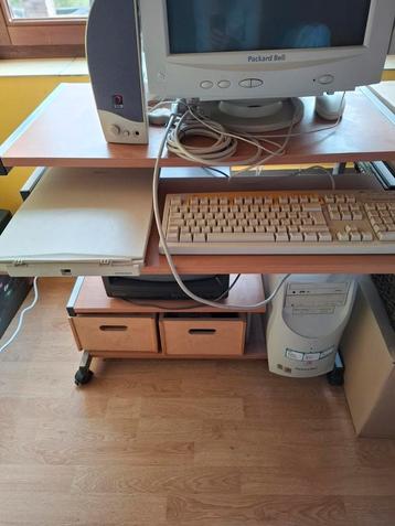 Computertafeltje beschikbaar voor biedingen