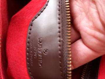 Un vrai sac-à-main de Louis Vuitton, Envoi, Sac à main