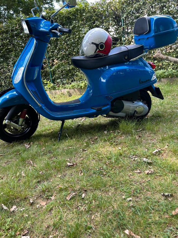 Vespa 125cc met 57xx km’s lichtjes oplopend, Fietsen en Brommers, Scooters | Vespa, Zo goed als nieuw, Ophalen of Verzenden