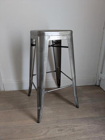 2 Tolix-stijl barkrukken beschikbaar voor biedingen