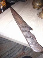 poignard ancien et ouvre-papier, Enlèvement