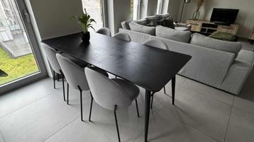 Eetkamerset (stoelen, tafel en barkast) beschikbaar voor biedingen