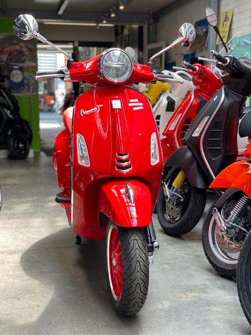 Vespa elettrica rood 45km/h nieuw 2 jaar garantie, Fietsen en Brommers, Scooters | Vespa, Nieuw, Elektrisch, Ophalen of Verzenden