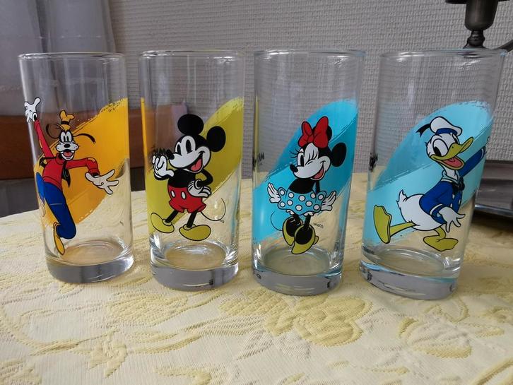 4 glazen Mickey and friends Aldi prijs per set, Verzamelen, Glas en Drinkglazen, Gebruikt, Waterglas, Ophalen of Verzenden