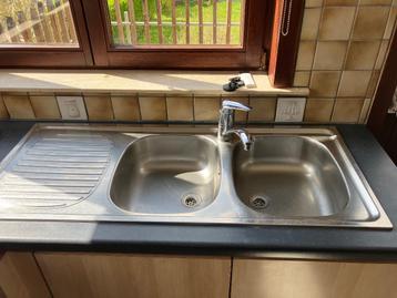 Inox spoelbak met kraan beschikbaar voor biedingen