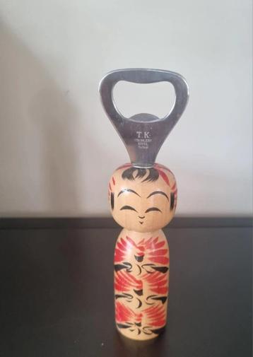 Leuke kokeshi flesopener beschikbaar voor biedingen