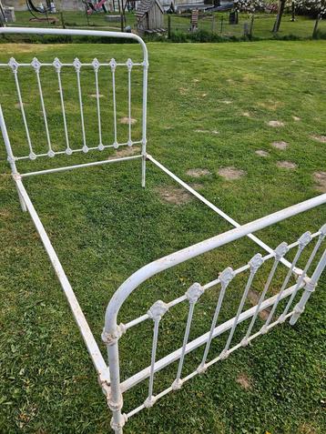 Antiek smeedijzeren bed beschikbaar voor biedingen