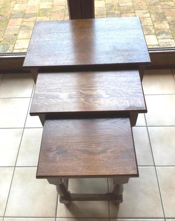 Beschikbare retro houten nesttafels voor de veranda in de wo beschikbaar voor biedingen