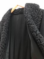 Vintage zwarte jas met Astrakan kraag - medium, Kleding | Dames, Ophalen, Zo goed als nieuw