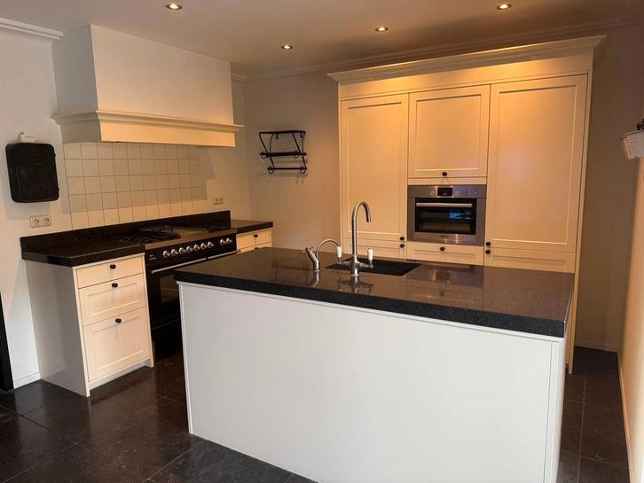 #16 Cuisine équipée de style rustique avec îlot central, Maison & Meubles, Cuisine | Cuisines complètes, Granit ou Pierre, Avec îlot