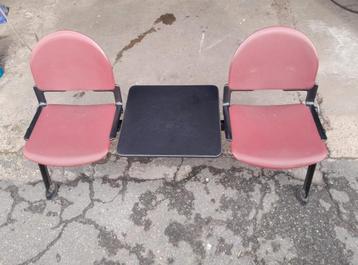 Stoelen wachtkamer beschikbaar voor biedingen