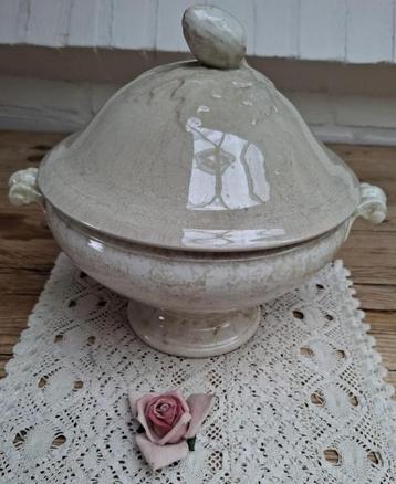 Antieke Franse beboterde terrine, Opaque Luneville beschikbaar voor biedingen