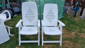 Twee stoelen van plastic beschikbaar voor biedingen