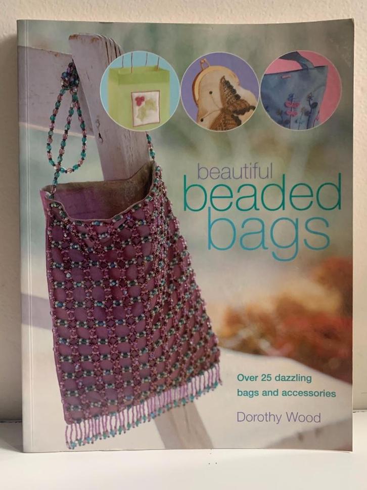Boek Beautiful beaded bags (Dorothy Wood), Boeken, Hobby en Vrije tijd, Zo goed als nieuw, Sieraden maken, Ophalen of Verzenden