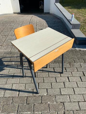 Vintage schoolbank met stoel beschikbaar voor biedingen
