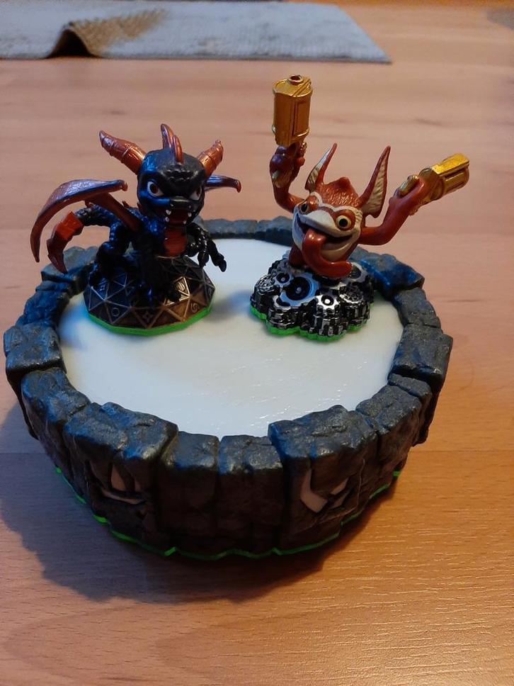 Skylanders spyro's adventure starterset (portaal + 2 figuren, Games en Spelcomputers, Games | Sony PlayStation 3, Zo goed als nieuw