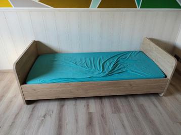 Bed zonder matras en twee lage kasten