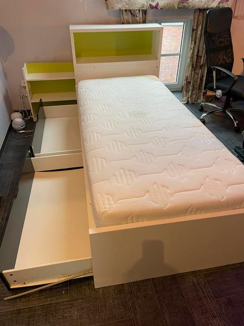 Lit IKEA avec tête de lit, Maison & Meubles, Chambre à coucher | Chambres à coucher complètes, Utilisé