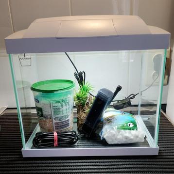 Klein nieuw aquarium beschikbaar voor biedingen