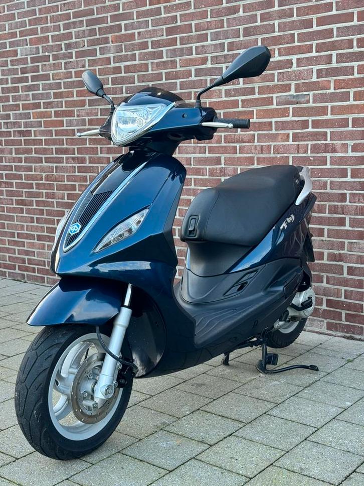 Trottinette Piaggio Fly 50 4 temps Classe B comme neuve, Vélos & Vélomoteurs, Scooters | Piaggio, Comme neuf, Fly, Classe B (45 km/h)