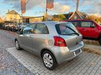 TOYOTA YARIS 1.3 VVTI AUTOMAAT GEKEURD AIRCO 64.000 KM !!! ✅, Auto's, Elektrische ramen, Stof, Zwart, 1229 cc