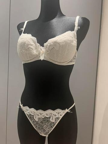 Luxe wit kanten BH en string Christies +-300€ nieuwprijs! beschikbaar voor biedingen