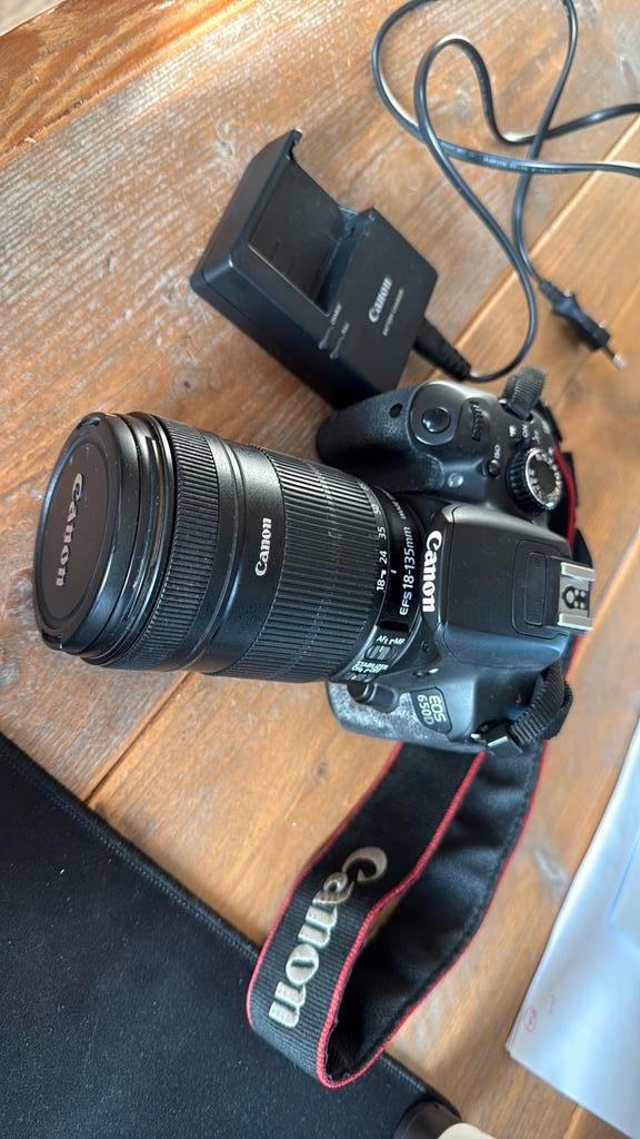 Canon EOS 600D + 18–135mm lens + oplader – in goede staat, Audio, Tv en Foto, Fotocamera's Digitaal, Zo goed als nieuw, Canon
