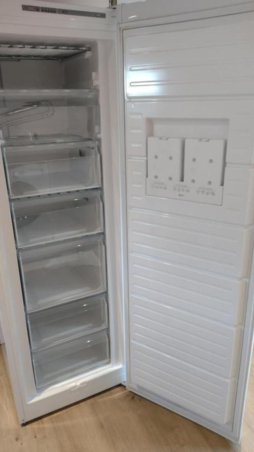 Bosch diepvriezer 220l GSV33VW30, Elektronische apparatuur, Vriezers en Diepvrieskisten, Zo goed als nieuw, Vrijstaand, Vrieskast