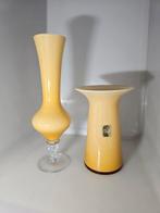 2 opaline vaasjes amber geel, Antiek en Kunst, Antiek | Glaswerk en Kristal, Ophalen of Verzenden