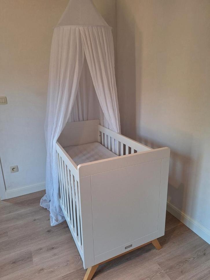 Baby bedje/ledikant + commode, Kinderen en Baby's, Babywiegjes en Ledikanten, Zo goed als nieuw, Ledikant, Ophalen