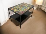 vintage gekleurde tegeltafel /  bijzettafel / sidetable, Antiek en Kunst, Ophalen of Verzenden